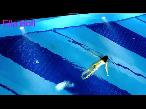 ❤️ Saya tidak bisa berhenti menonton, pirang muda tertangkap basah berenang di kolam resor ELLA BOLT Video anal di id.assistirhentai.ru
