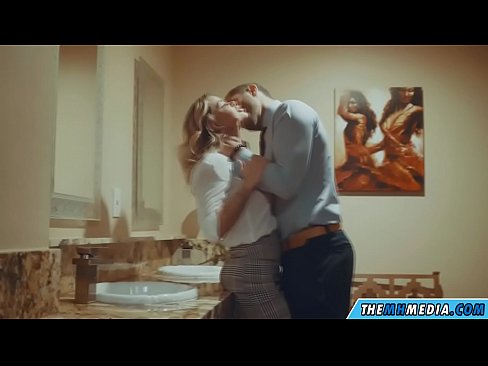 ❤️ Ketika seorang pirang berdada menggoda Anda di toilet umum Video anal di id.assistirhentai.ru